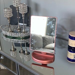 Led vanity mirror! Turns on light with batteries